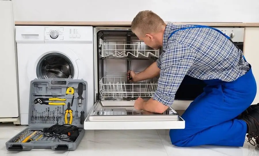Karamürsel Vaillant servisi teknisyen ekibi beyaz eşya tamiri yaparken